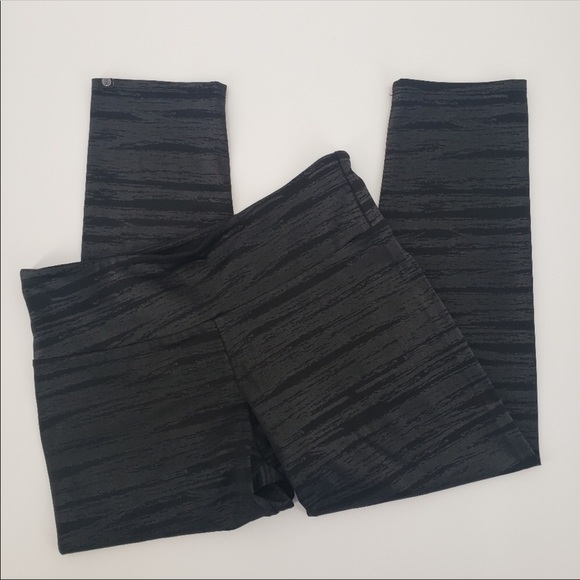 Onzie black striped shimmer print capri leggings  sz M/L - Picture 2 of 7